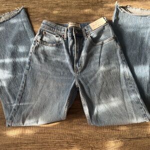 Abercrombie & Fitch The 90’s relaxed jeans size  High Rise 26/2 NWT